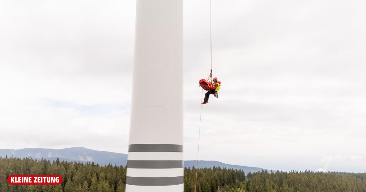 Spectacular rescue exercise at a Carinthian wind farm.