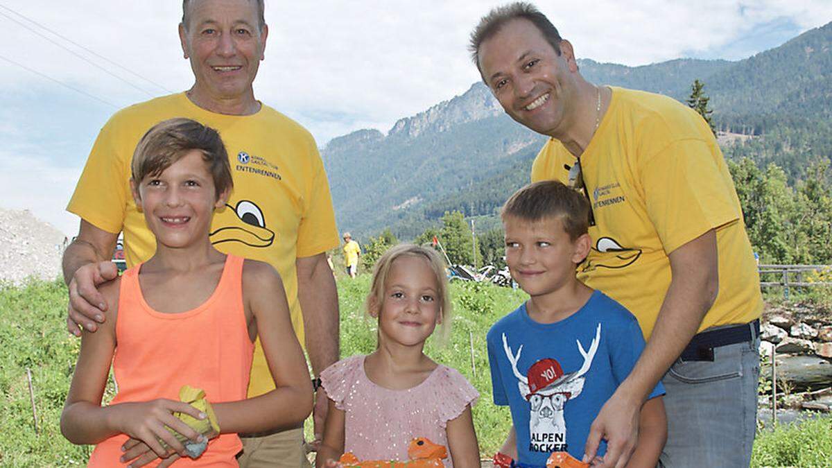 Heinz Oberrauner mit Stellvertreter Andreas Lanner, David und Marie Wölbitsch und Markus Lederer, die sich auch an der Aktion zugunsten dreier Lesachtaler Kinder beteiligt haben