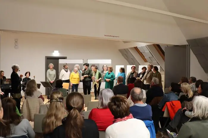 Noch bis zum 2. Dezember 2025 ist die Ausstellung während der Öffnungszeiten des Bildungs- und Begegnungszentrums im Dachgeschoss zu besichtigen. Eine Anmeldung ist nicht nötig.