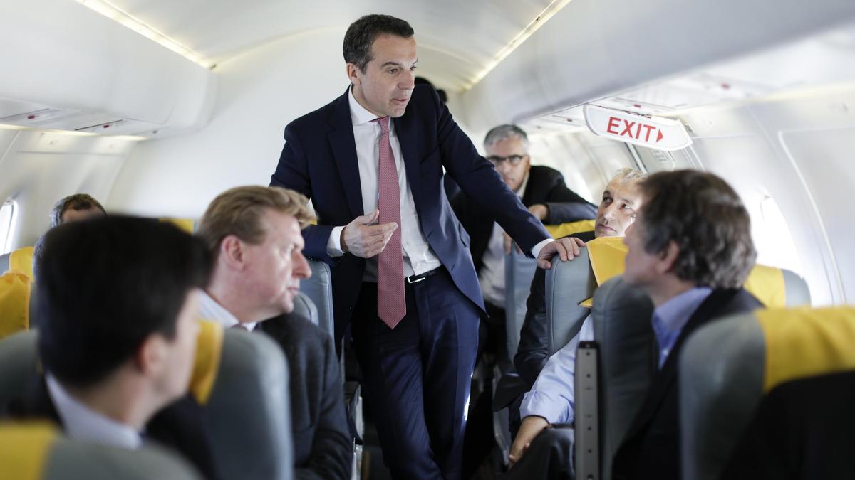  Bundeskanzler Christian Kern (l.) im Flugzeug am Weg zu einem Arbeitsbesuch bei der EU   