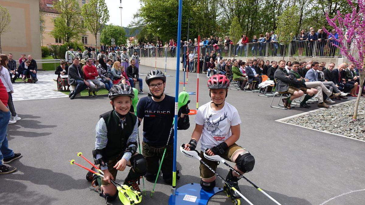 Junge Skisportler aus der Schule präsentierten den Gästen die Kippstangentechnik