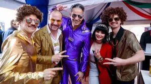 Stadtrat Kurt Hohensinner und sein Team brachten Disco-Flair ins VIP-Zelt am Hauptplatz