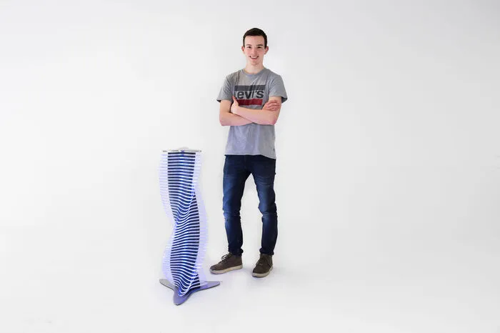 Im Sinne der Architektin Zaha Hadid designte Andreas Kalcher "Twist'n Light", ein Lichtobjekt mit organisch geschwungenen Formen. Ein LED-Band sorgt für eine schöne Lichtstimmung in Innenräumen.
