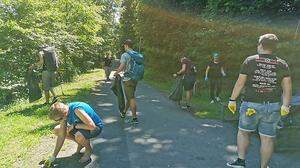 Der Leobener Murweg wird von den jungen Leuten vom Müll befreit
