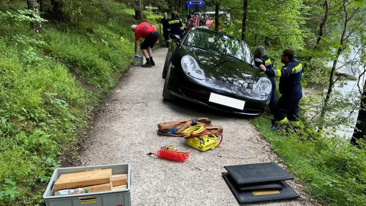 Altaussee: Erst hing Sportwagen auf Böschung, dann sorgte Regen für ...