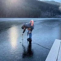 Manuela Fröhlacher misst die Eisstärke