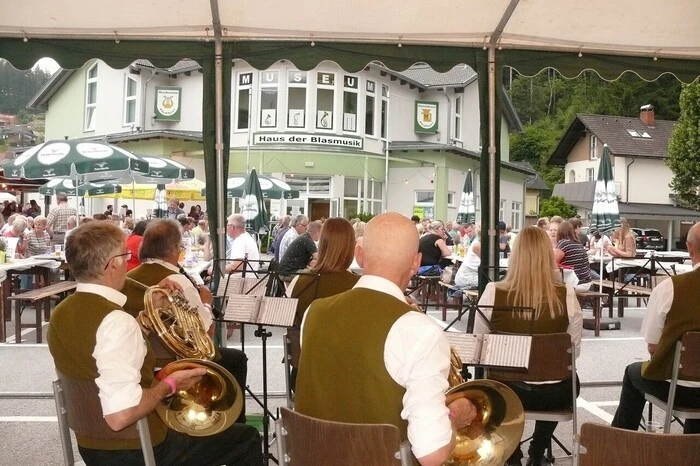 Nach lsehr langer, coronabedingter Pause gab es wieder ein Festival vor dem "Haus der Blasmusik" in Ratten.