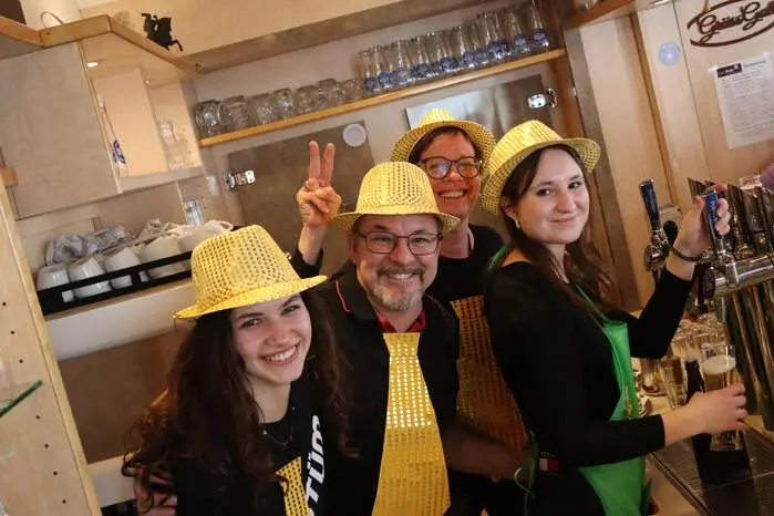 Auch die Lokale im Ort wie etwa das Café Central, Locker & Légere oder das Gasthaus Ostermann waren voll mit Verkleideten und Faschingsfans. Hier Herwig Hofer mit seinem Team.