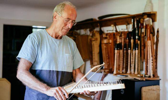 In Karl Riedels Werkstatt  findet man historische Streich- und Blasinstrumente, sowie verschiedene Drehleiern
