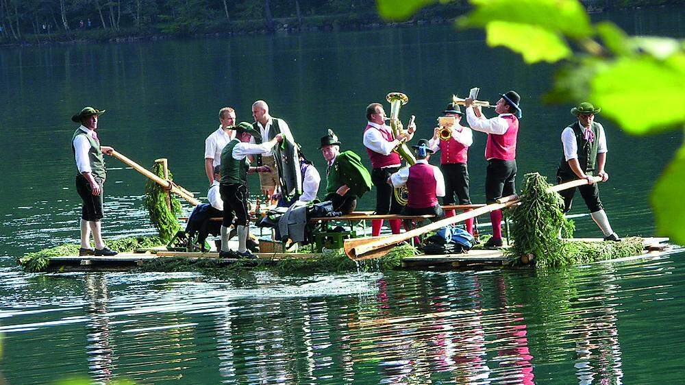 Der Leopoldsteinersee wird am Samstag zum volkskulturellen Paradies