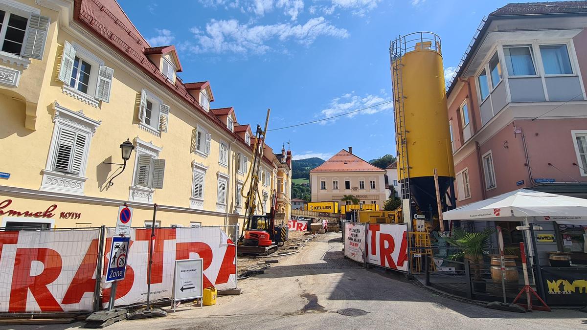 Seit Wochen laufen die Bauarbeiten für die Sanierung des Schoßbachkanals am Getreidemarkt