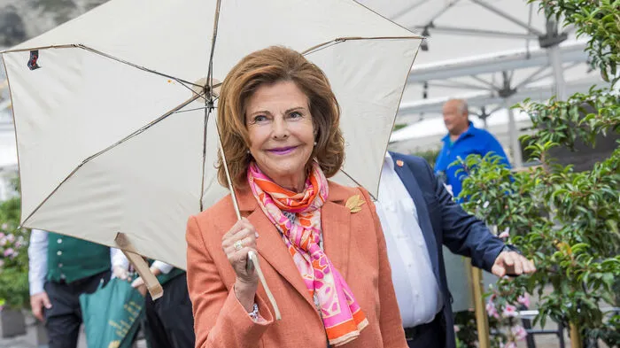 Herzlicher Empfang trotz Regen in Salzburg: Königin Silvia von Schweden bei der Ankunft am Freitagnachmittag beim Hotel Goldener Hirsch