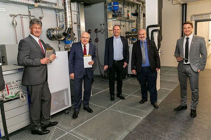 Am Freitag wurde das neue Labor offiziell eröffnet: TU-Rektor Harald Kainz, AVL-Vorstandschef Helmut List, AVL-Geschäftsführer Robert Fischer, TU-Institutsleiter Hermann Steffan und Laborchef Jörg Moser (von links).
