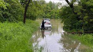 Ein Fischer parkte sein Auto in der Nähe eines Teiches zwischen Bad Radkersburg und Halbenrain, über Nacht wurde es geflutet