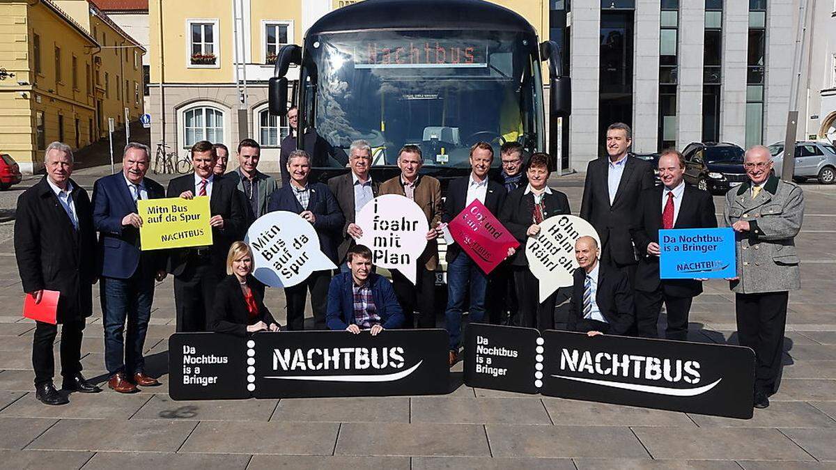 Präsentation des Nachtbusses am Hauptplatz von Bruck