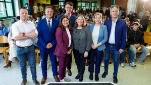 Diskutierten bei „Ortwein spricht“: Michael Winter (KFG), René Apfelknab (FPÖ), Doris Kampus (SPÖ), Philipp Pointner (Neos), Elke Kahr (KPÖ), Judith Schwentner (Grüne) und Kurt Hohensinner (ÖVP) posieren für das Foto, im Hintergrund das Publikum