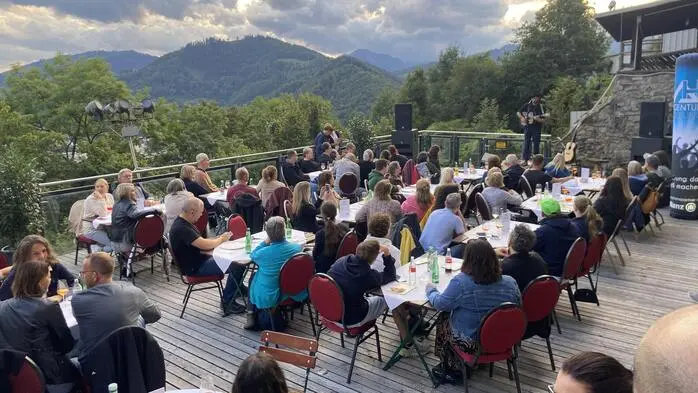 Auf der Burg Oberkapfenberg unterhielt der steirische Singer-Songwriter Thomas David das Publikum mit einem stimmungsvollen Open-Air-Konzert