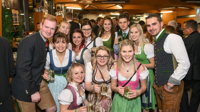Rund 2000 Besucher kamen zusammen, um eine Nacht voller Glanz, Spaß, Tanz und Musik zu erleben. 