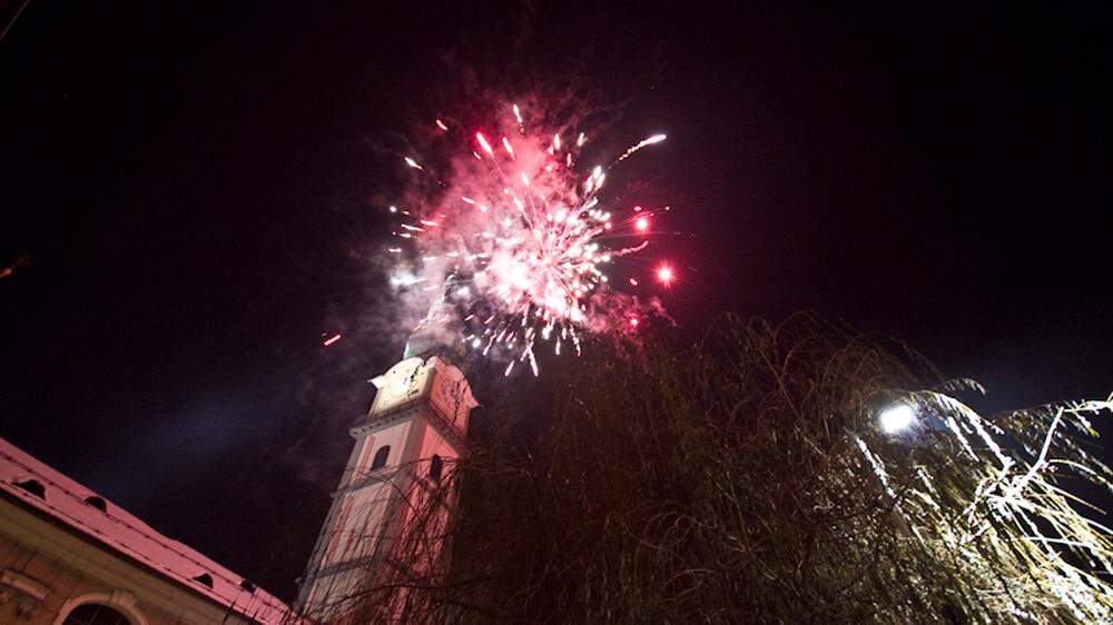 In Klagenfurt darf das neue Jahr eingeschränkt mit einem Feuerwerk begrüßt werden.