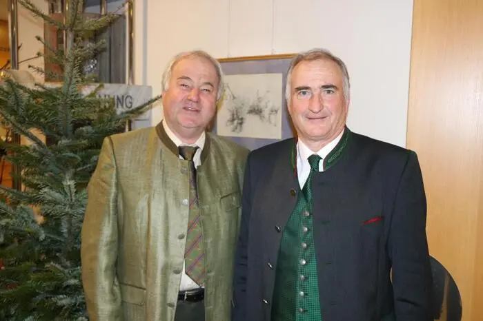 Unter den Besuchern fanden sich auch Hegemeister Gottfried Schmied (links) sowie Bezirksjägermeister Josef Kleinhappl (rechts). Beide zeigten sich begeistert von der Zusammenarbeit zwischen Bauern und Jägern.