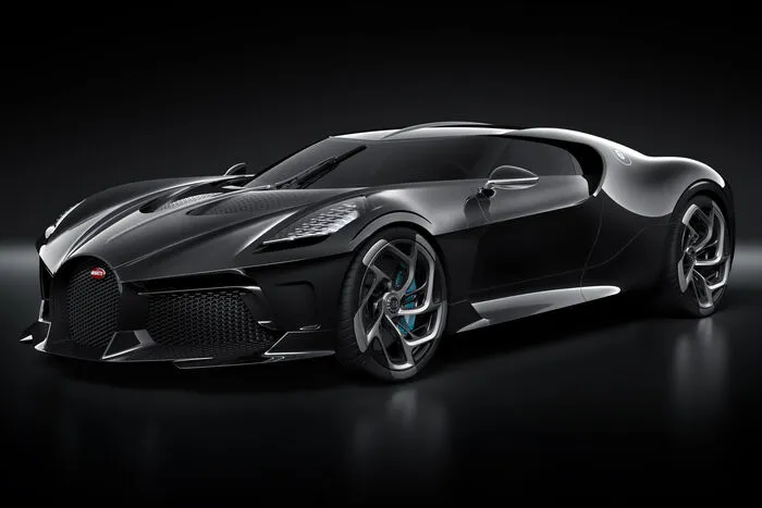 Der verlängerte Vorderwagen streckt den Hypersportler, die Wespentaille konturiert das Coupé. Die Stoßfänger integrieren sich sanft in die Karosserie, die Windschutzscheibe scheint in die Seitenscheiben fließend überzugehen, wie das Visier eines Helms.