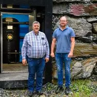 Bürgermeister Wilfried Mödritscher (links) und Amtsleiter René Gwenger vor dem Hochbehälter unter den Senitzaquellen. Die erste Bauphase ist bereits abgeschlossen