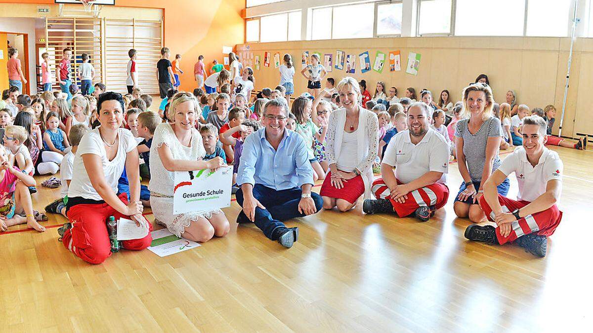 Die Lehrerinnen und das Rote Kreuz waren stolz darauf, wie gut die Kinder die Erste Hilfe beherrschen