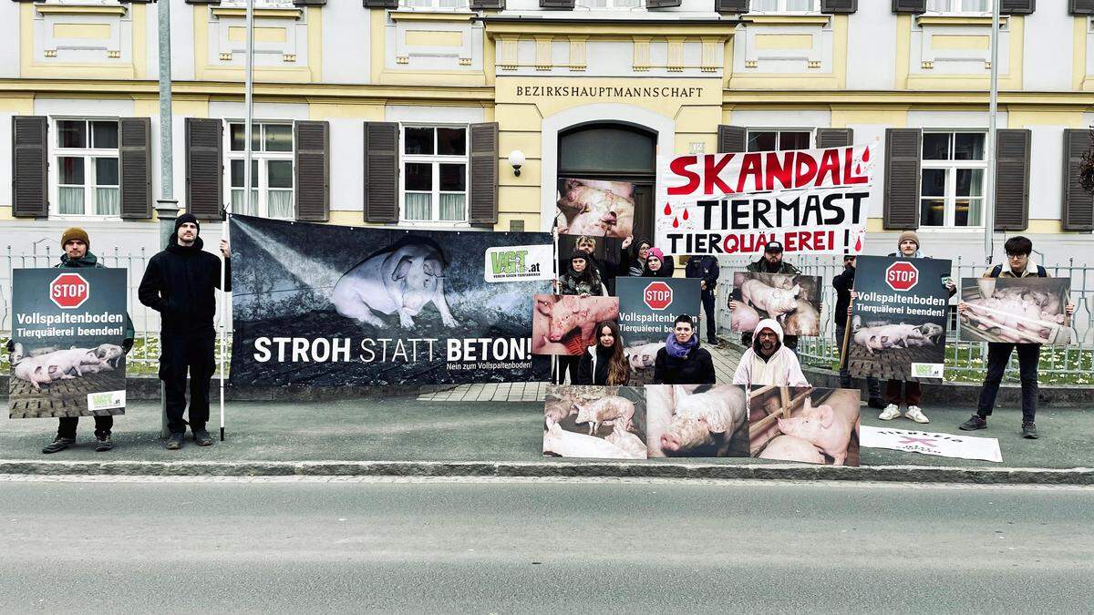 Mit Plakaten und Schildern machte der Verein gegen Tierfabriken seinem Unmut vor der Bezirkshauptmannschaft Luft 