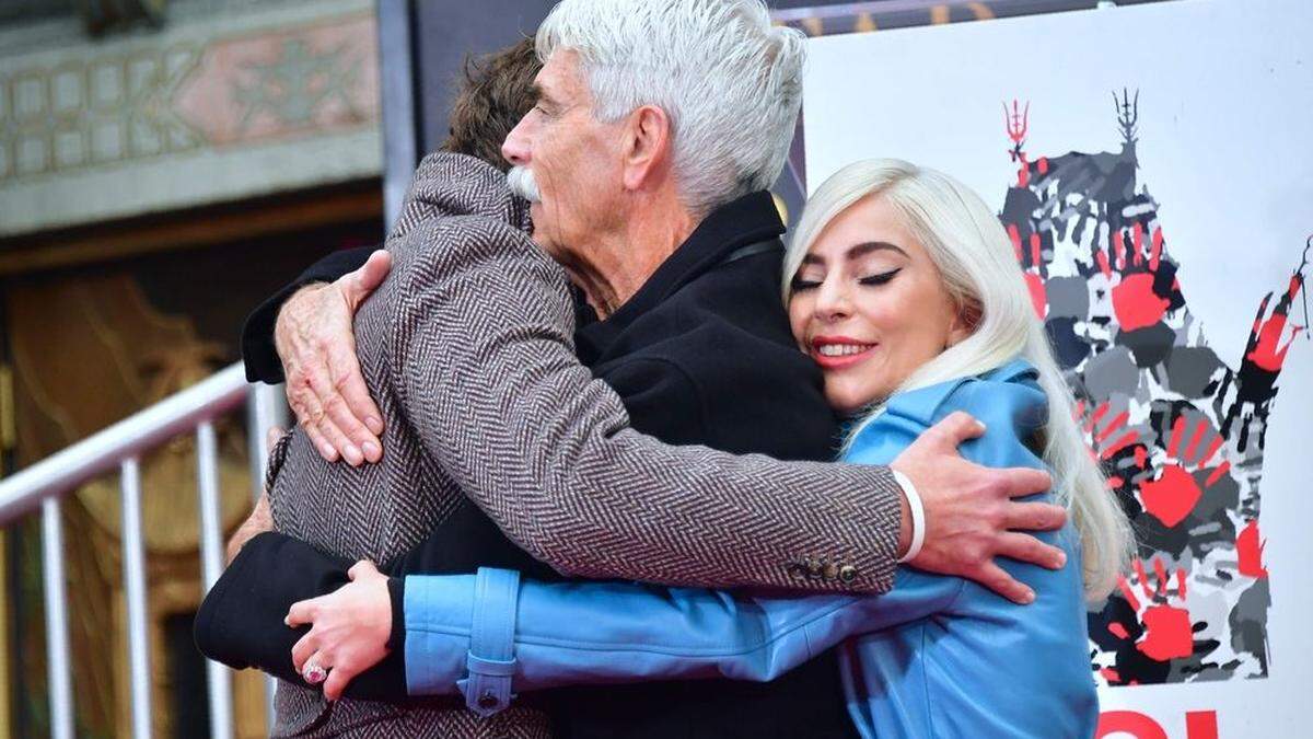 Lady Gaga und Bradley Cooper nehmen Sam Elliott in die Mitte.