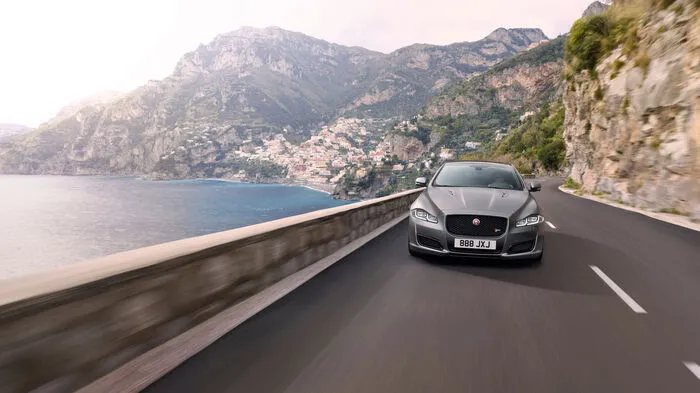 Jaguar lässt den stärksten XJ von der Leine: Die Topversion XJR575 leistet 575 PS und maximal 700 Newtonmeter Drehmoment.