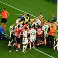 Bange Momente nach dem Zusammenstoß zwischen Barnabas Varga und Schottlands Goalie Angus Gunn