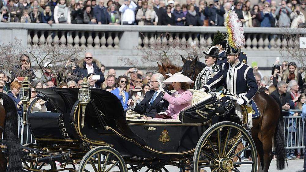 Carl Gustaf und seine Frau Silvia genossen ihre Kutschenfahrt