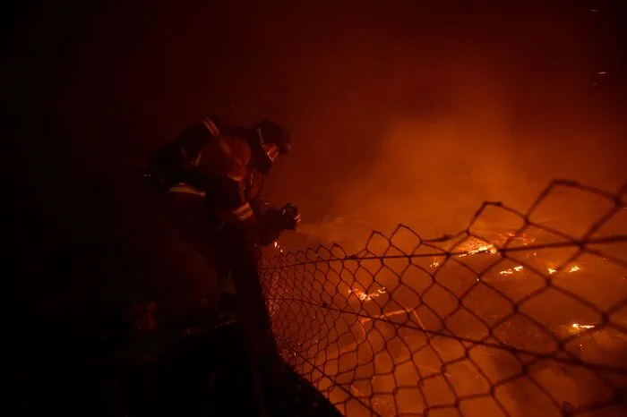 Behördenangaben zufolge gab es in Spanien in der Nacht zum Montag knapp 150, in Portugal mehr als hundert Feuerherde.