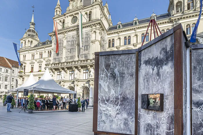 Das Bethaus ist eine begehbare Skulptur mit dem Grundriss eines Davidsterns, die sich schroff in den Stadtraum stellt, sich dem Besucher aber mit einem reduziertem, weißen Innenraum als Projektionsfläche zur Reflexion widmet.