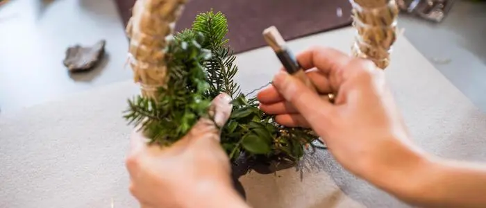 Wie bindet man einen Adventkranz? Das kann man im Büro der Kleinen Zeitung lernen