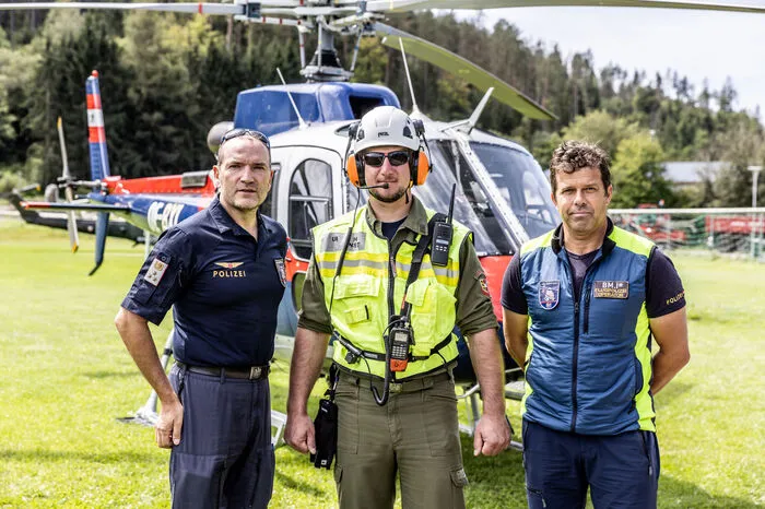Samonig, Christopher Slamanig vom Flugdienst der Feuerwehr und Guggenberger (von links) beim Start- und Landeplatz auf dem Gelände des Sportplatzes in Völkermarkt.