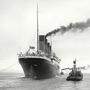 Die Titanic, als sie zu ihrer Jungfernfahrt im April 1912 aus dem Belfaster Hafen geschleppt wird