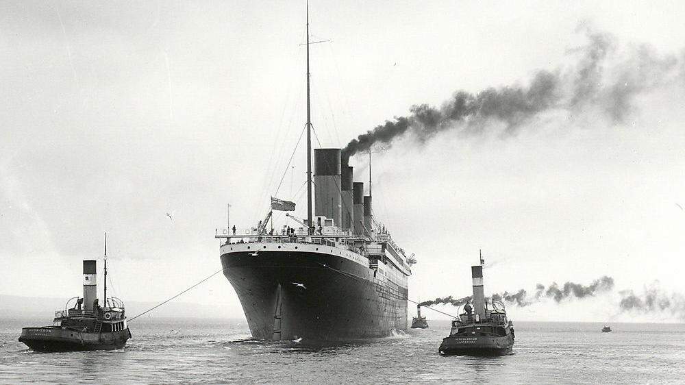 Die Titanic, als sie zu ihrer Jungfernfahrt im April 1912 aus dem Belfaster Hafen geschleppt wird