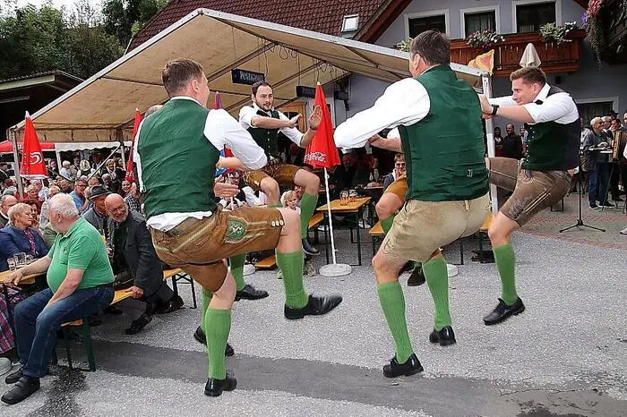 Am Sonntag wurde nach dem Gottesdienst zum Frühschoppen beim Edelweiß-Stüberl geladen. Zahlreiche heimische Gruppen, von der Ortsmusikkapelle über den Gesangsverein, der 1,2,3 Musi und der Hirschegger Stammtischmusi bis hin zu den Gößnitzer Schuhplattlern, sorgten für beste Stimmung.