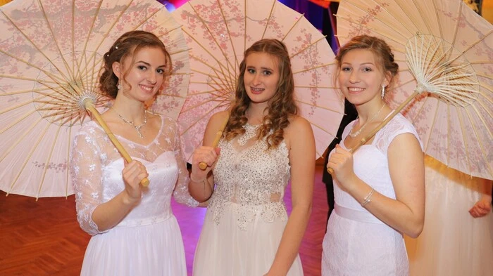 Der Maturaball stand unter dem Motto "Eine japanische Nacht – wir tanzen, bis die Sonne aufgeht". Passende Accessoires durften daher nicht fehlen.