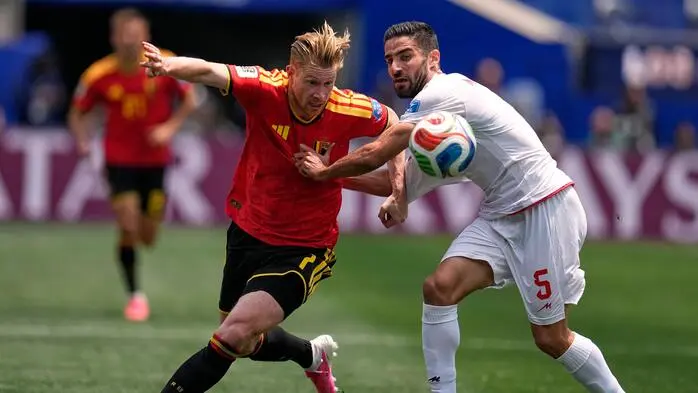 Kevin De Bruyne im Duell mit Milad Mohammadi