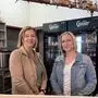 Sabine Klapf (l.) und Astrid Köppl betreiben mit Helferinnen und Helfern das Pub „Stube 19“ in Radmer