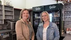 Sabine Klapf (l.) und Astrid Köppl betreiben mit Helferinnen und Helfern das Pub „Stube 19“ in Radmer