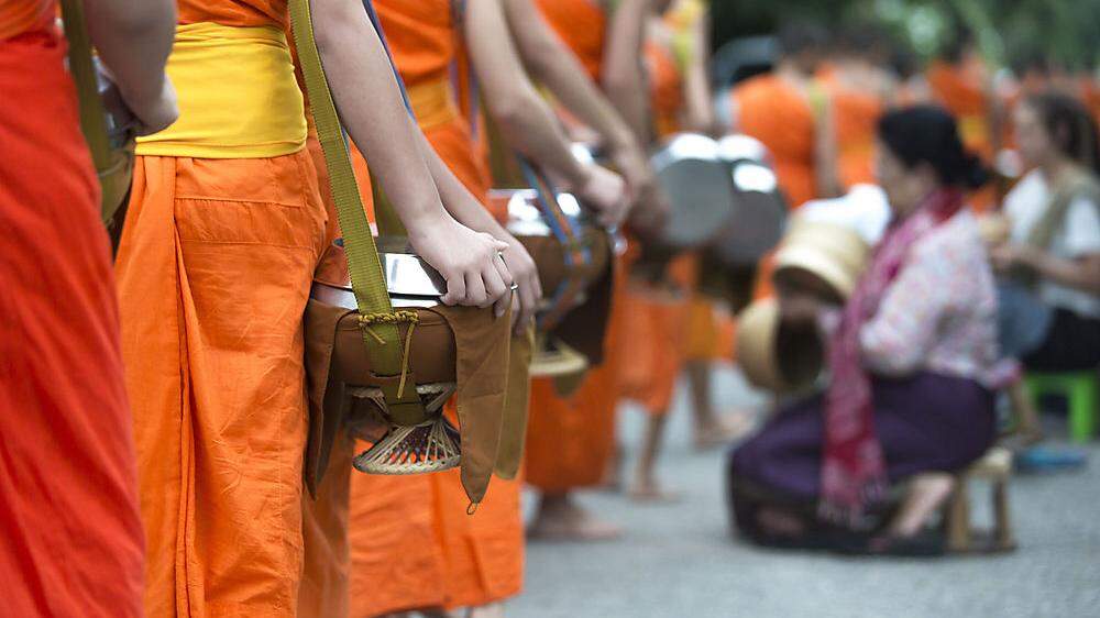Frühmorgens machen sich die Mönche auf ihren Almosengang