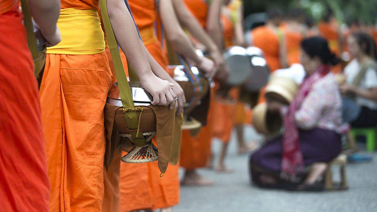 Frühmorgens machen sich die Mönche auf ihren Almosengang