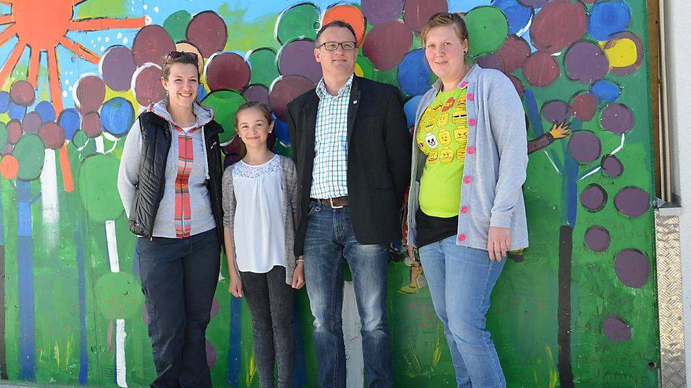 Sozialpädagogin Cornelia Grüner, Marlen, Guido Fuß, Leiter vom SOS-Kinderdorf Osttirol und Sozialpädagogin Susanne Rupitsch