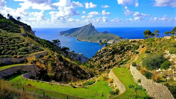 Sa Dragonera - Spanien. Die Insel Sa Dragonera verdient sich den Namen durch ihre Form, die an einen schlafenden Drachen erinnern soll. Abseits vom Ballermann kann man hier Mallorcas Naturschöhnheit unter und über Wasser genießen: Tauchreviere sowie Wanderwege bieten sich für neugierige Touristen an. Der Leuchtturm Far Vell eröffnet außerdem ein schönes Panorama auf Mallorcas Küste. Erreichbar ist die Insel mit einem Ausflugsboot, dass in Port d’Andratx, Camp de Mar, Paguera oder Sant Elm ablegt. Individualreisende müssen eine Genehmigung zum Anlegen einholen.