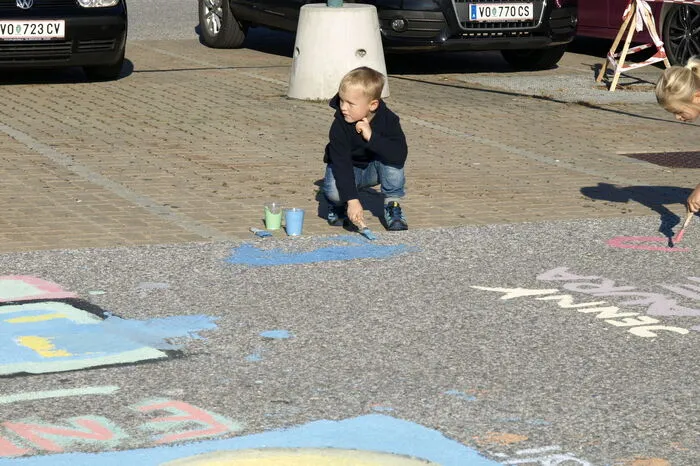 Insgesamt 80 Rosentaler Kinder (darunter alle Kinder der Volksschule und des Kindergartens, sowie einige Jugendliche) haben drei Tage lang an dem Kunstwerk gemalt. Unterstützung gab es dabei auch von der Rosentaler Künstlerin Renate Brandstätter.