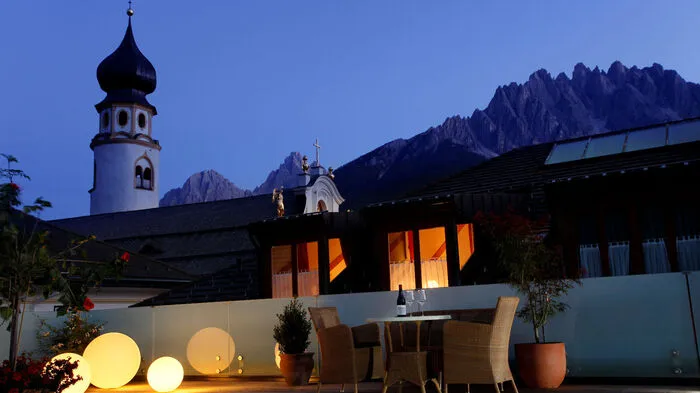 Edles Boutique-Hotel im Land der Drei Zinnen.Innichen, das verträumte Städtchen und einstiger Bischofssitz im Südtiroler Pustertal, ist ein begehrtes Ziel für Wanderer, Alpinisten und all jene, die Naturschönheiten und lukullische Versuchungen gleichermaßen schätzen. Wenn es daher im Herzen Innichens brummt, dann genüsslich. Der „Graue Bär“ steht seit dem frühen 14. Jahrhundert für behagliche Gastlichkeit und gilt als Paradebeispiel für die gelungene Symbiose von Historie und Moderne. Das Boutique-Hotel von Franz Ladinser ist der ideale Ausgangspunkt für Wanderungen in den Sextner Dolomiten, dem Land der berühmten „Drei Zinnen“. www.schlosshotels.co.at/grauer-baer