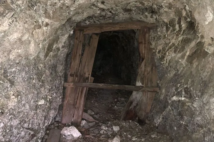 In den Stollen, von denen es noch wenige auf der Gulsen gibt, wurde vor über hundert Jahren Chrom und Magnesit abgebaut. 